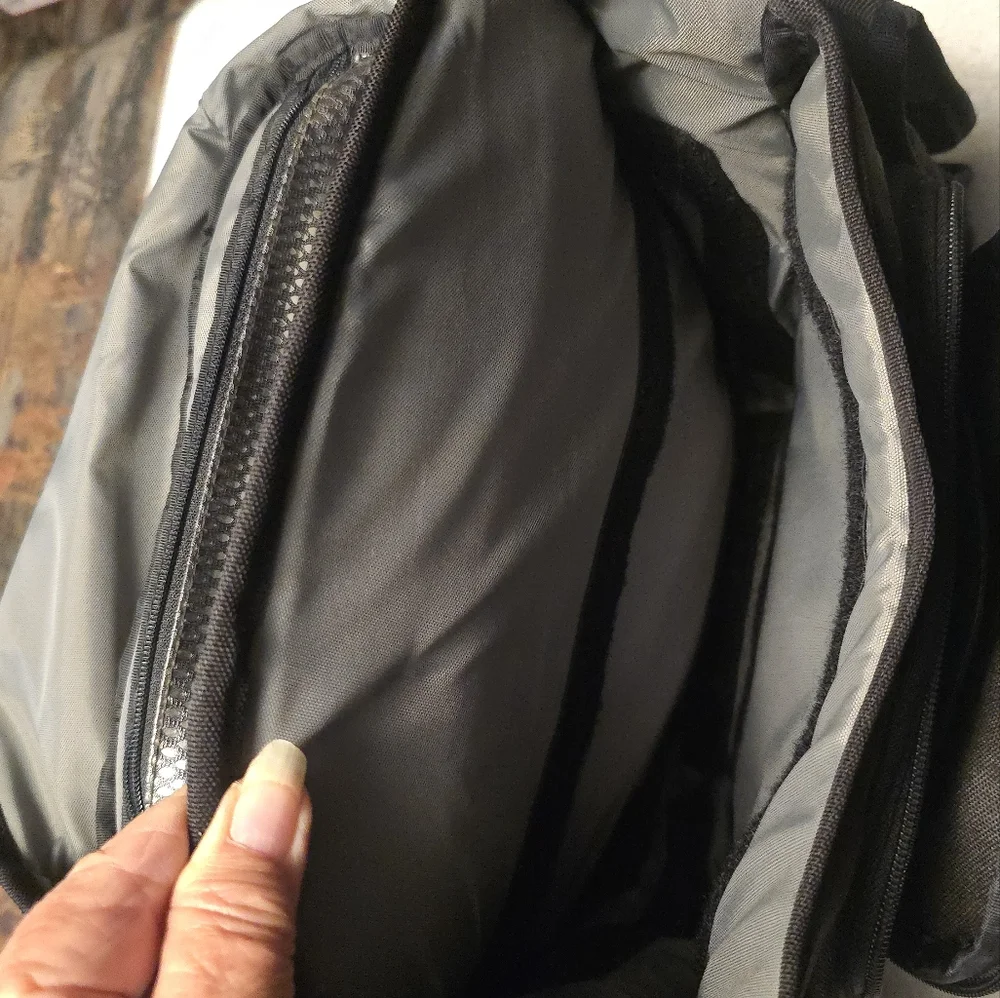 Tamrac Velocity 7 Sholder Bag with 2 extra lens/accessories side cases.